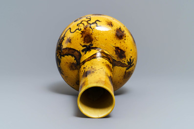 Un vase de forme bouteille en porcelaine de Chine &agrave; fond jaune, marque de Qianlong, 19/20&egrave;me