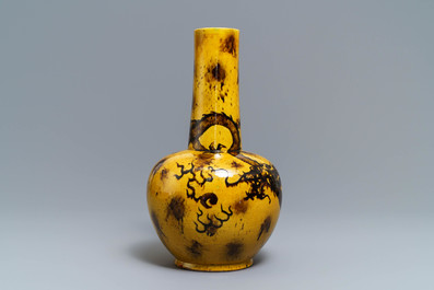 Un vase de forme bouteille en porcelaine de Chine &agrave; fond jaune, marque de Qianlong, 19/20&egrave;me