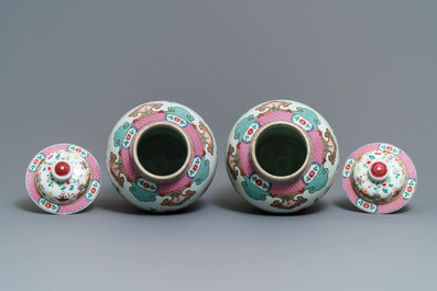 A pair of Chinese famille rose vases and covers with antiquities design, 18/19th C.