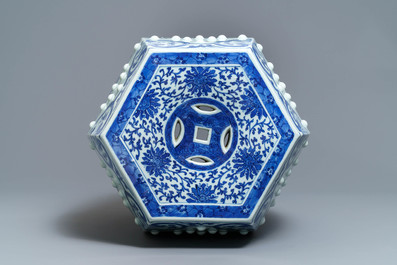 Un tabouret en porcelaine de Chine bleu et blanc, Qianlong/Jiaqing