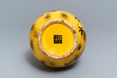 Een Chinese flesvormige vaas met een draak op gele fondkleur, Qianlong merk, 19/20e eeuw