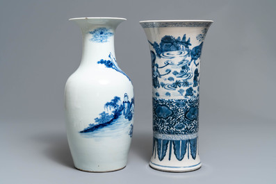 Deux vases en porcelaine de Chine bleu et blanc, 19&egrave;me