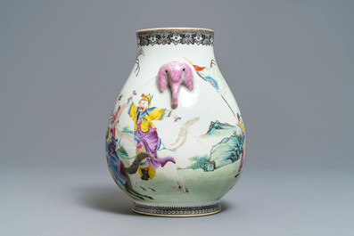Un vase de forme 'hu' en porcelaine de Chine famille rose, marque de Qianlong, R&eacute;publique, 20&egrave;me