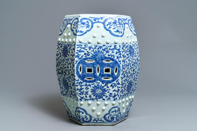 Een hexagonale Chinese blauw-witte tuinzit met lotusslingers, Qianlong/Jiaqing