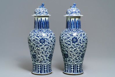 Une paire de vases couverts en porcelaine de Chine bleu et blanc, 19&egrave;me