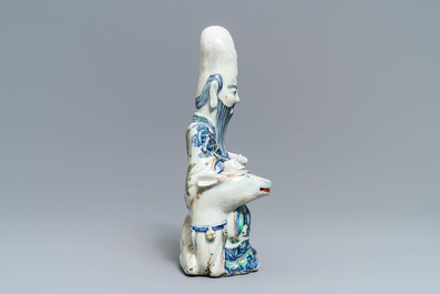 Une figure de Shoulao assis sur un cerf en porcelaine de Chine wucai, Wanli