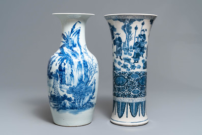 Deux vases en porcelaine de Chine bleu et blanc, 19&egrave;me