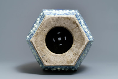 Een hexagonale Chinese blauw-witte tuinzit met lotusslingers, Qianlong/Jiaqing