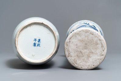 Twee Chinese blauw-witte vazen, 19e eeuw