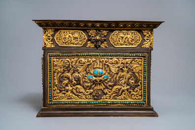 Un table d'autel pliant de type 'tepchog' en bronze dor&eacute; et cuivre repouss&eacute;, Tibet, 19&egrave;me