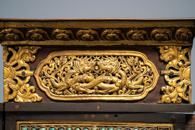 Un table d'autel pliant de type 'tepchog' en bronze dor&eacute; et cuivre repouss&eacute;, Tibet, 19&egrave;me