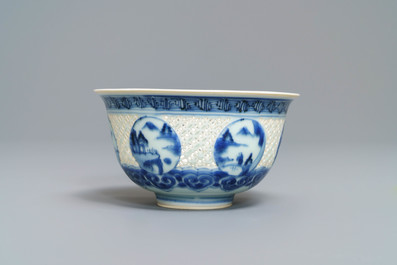 Un bol ajour&eacute; en porcelaine de Chine bleu et blanc, &eacute;poque Transition
