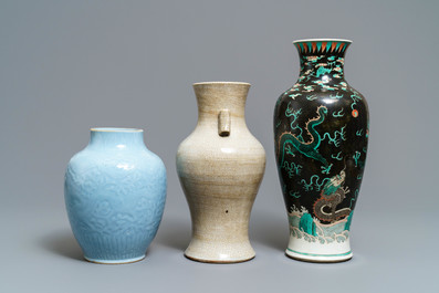 Trois vases en porcelaine de Chine monochrome et famille noire, 19&egrave;me