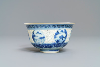 Un bol ajour&eacute; en porcelaine de Chine bleu et blanc, &eacute;poque Transition