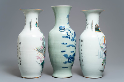 Deux vases en porcelaine de Chine famille rose et un en bleu et blanc sur fond c&eacute;ladon, 19/20&egrave;me