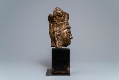Een Chinees stenen hoofd van een Bodhisattva, wellicht Ming