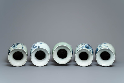 Cinq vases en porcelaine de Chine bleu et blanc sur fond c&eacute;ladon, 19&egrave;me