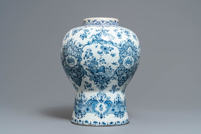 Un grand vase en fa&iuml;ence de Delft bleu et blanc aux armes du Duch&eacute; de Brabant, 1&egrave;re moiti&eacute; du 18&egrave;me