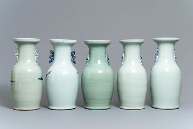 Cinq vases en porcelaine de Chine bleu et blanc sur fond c&eacute;ladon, 19&egrave;me