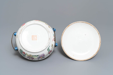 Four pieces of Chinese famille rose and grisaille porcelain, 19/20th C.