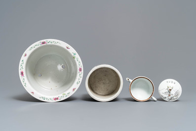 Four pieces of Chinese famille rose and grisaille porcelain, 19/20th C.