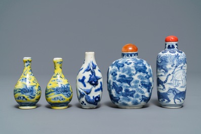 Cinq tabati&egrave;res en porcelaine de Chine bleu, blanc et &agrave; fond jaune, 19/20&egrave;me