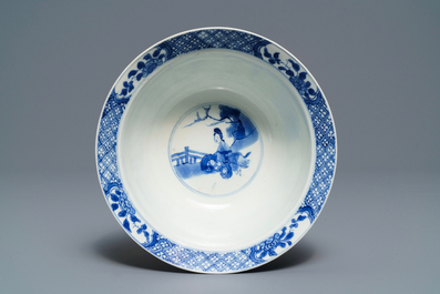 Un bol de type klapmuts en porcelaine de Chine bleu et blanc, marque de Chenghua, Kangxi