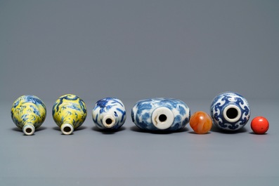 Five Chinese blue, white and yellow-ground porcelain snuff bottles, 19/20th C.