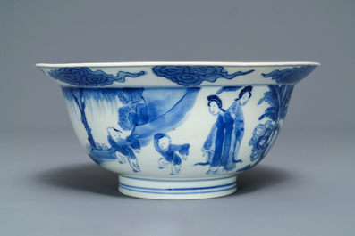 Un bol de type klapmuts en porcelaine de Chine bleu et blanc, marque de Chenghua, Kangxi