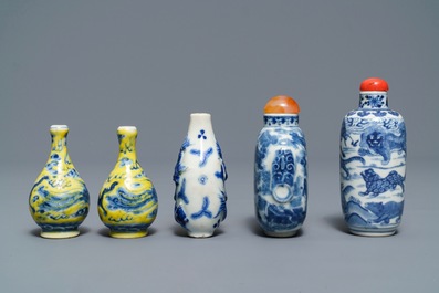 Five Chinese blue, white and yellow-ground porcelain snuff bottles, 19/20th C.