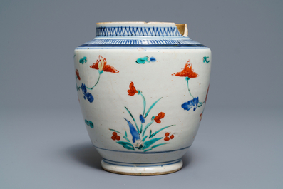 A polychrome Japanese Kakiemon vase with floral design, Edo, 17th C.