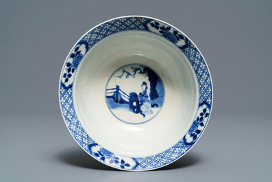 Een Chinese blauw-witte klapmutskom, Chenghua merk, Kangxi