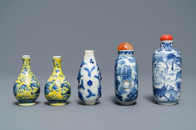 Vijf Chinese blauw-witte en gele porseleinen snuifflessen, 19/20e eeuw