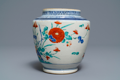 A polychrome Japanese Kakiemon vase with floral design, Edo, 17th C.