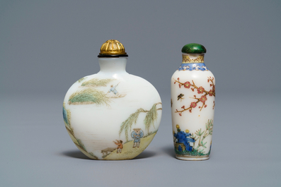 Deux tabati&egrave;res en verre blanc &eacute;maill&eacute;, marques de Guyue Xuan, prob. ateliers imp&eacute;riaux, P&eacute;kin, Qianlong