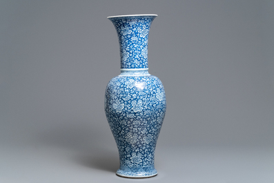 Un grand vase de forme yenyen en porcelaine de Chine bleu et blanc, Kangxi