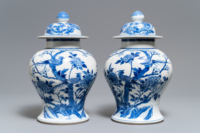 Deux paires de vases couverts en porcelaine de Chine bleu et blanc, marques de Kangxi et Chenghua, 19&egrave;me