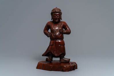 Een grote Chinese gelakt houten figuur van een wachter, 19e eeuw
