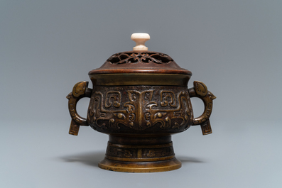 Un br&ucirc;le-parfum en bronze au couvercle en bois, marque de Xuande, Chine, 19&egrave;me