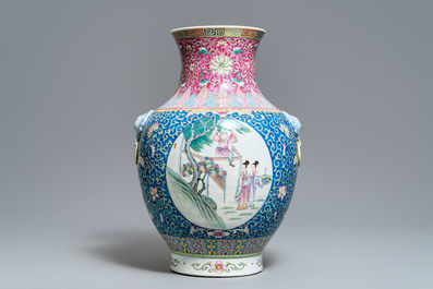 Un grand vase de forme 'hu' en porcelaine de Chine famille rose, marque de Qianlong, R&eacute;publique, 20&egrave;me