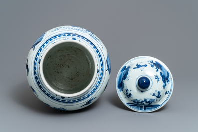 Un grand vase couvert en porcelaine de Chine bleu et blanc, Kangxi