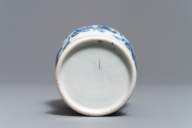 Un vase en porcelaine de Chine bleu et blanc, &eacute;poque Transition