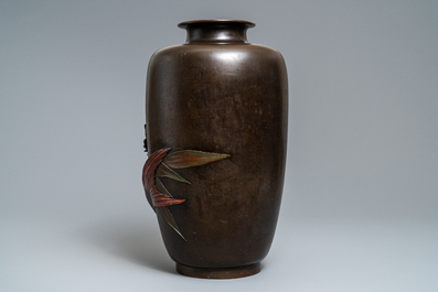 Un grand vase en bronze &agrave; d&eacute;cor d'un koi, Japon, Meiji, 19&egrave;me