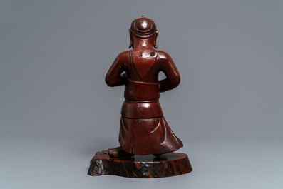 Een grote Chinese gelakt houten figuur van een wachter, 19e eeuw