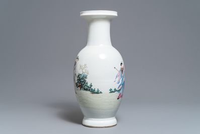 Un vase de forme balustre en porcelaine de Chine jaune famille rose, marque de Qianlong, 19/20&egrave;me