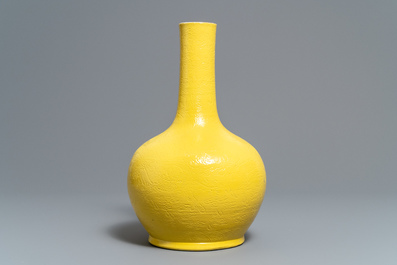 Un vase en porcelaine de Chine en jaune monochrome &agrave; d&eacute;cor incis&eacute;, marque Zai Fu Tang Zhi, 19&egrave;me