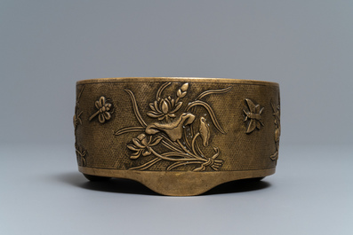 Een grote Chinese verguld bronzen wierookbrander in de stijl van Hu Wenming, Xuande merk, 19e eeuw