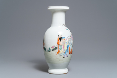 Un vase de forme balustre en porcelaine de Chine jaune famille rose, marque de Qianlong, 19/20&egrave;me