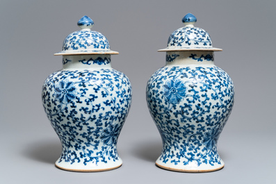 Deux paires de vases couverts en porcelaine de Chine bleu et blanc, marques de Kangxi et Chenghua, 19&egrave;me