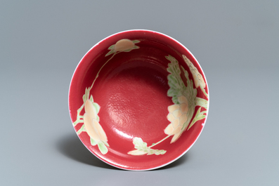 Un bol en porcelaine de Chine &agrave; fond jaune et rouge rubis, Yongzheng